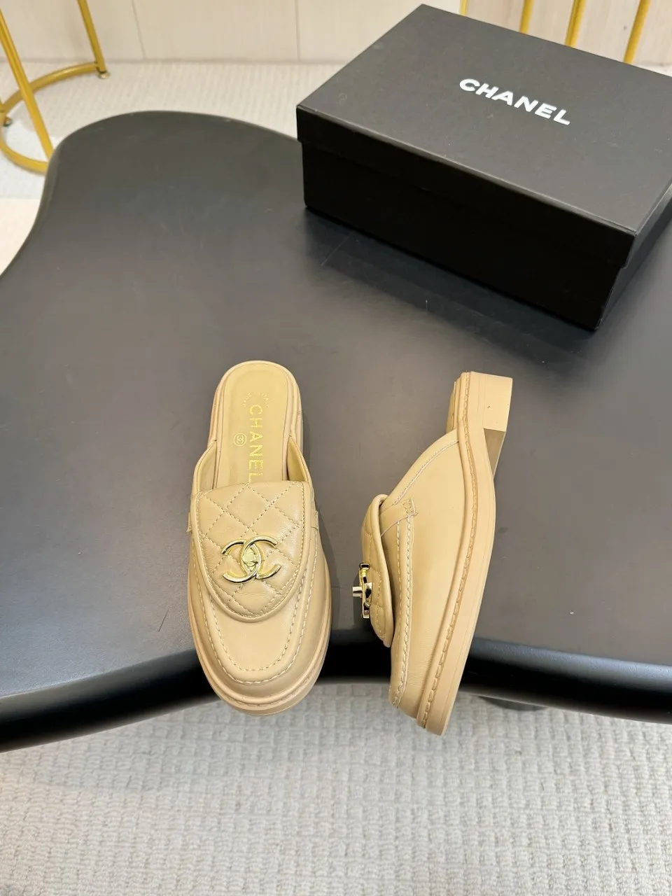 👟👟Ex-factory price 560👟👟 🔥🔥🔥Xiaoxiang official website synchronizes the high version of CHANEL 2025 Chanel top buckle exposed heel shoes, a must-have hot style for early spring, the goddess series, with the elegant and ladylike temperament of the fragrance family, super durable, irresistible, and exciting... ▪️The upper is imported sheepskin ▪️Inside imported sheep lining (same as the original) ▪️Original model opening, genuine leather outsole🇮🇹 ▪️Standard code 35- 41 42 Customized, non-returnable